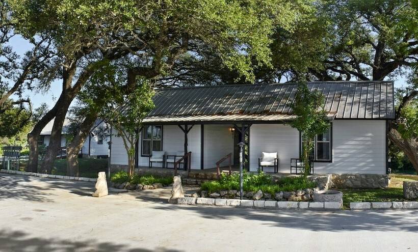 קוטג' דלוקס, Tillman Resort