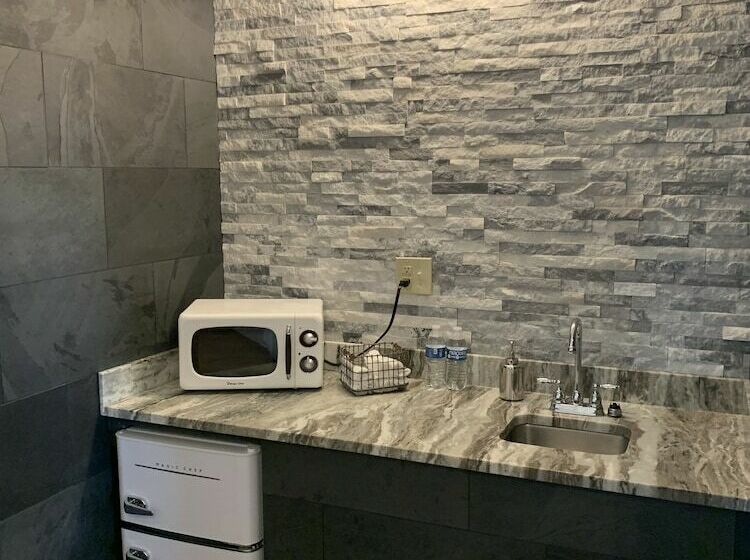 קוטג' דלוקס, Tillman Resort