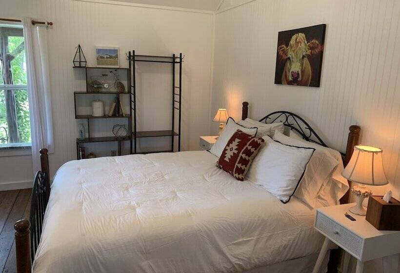 קוטג' דלוקס, Tillman Resort
