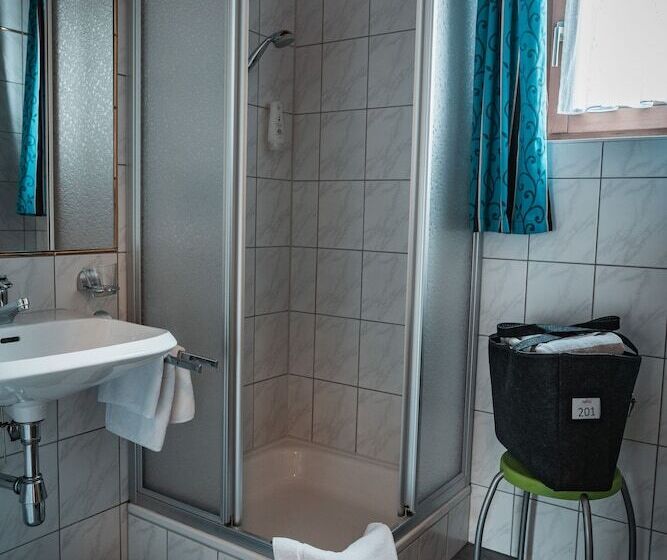 Quarto Familiar, Garni Romantika