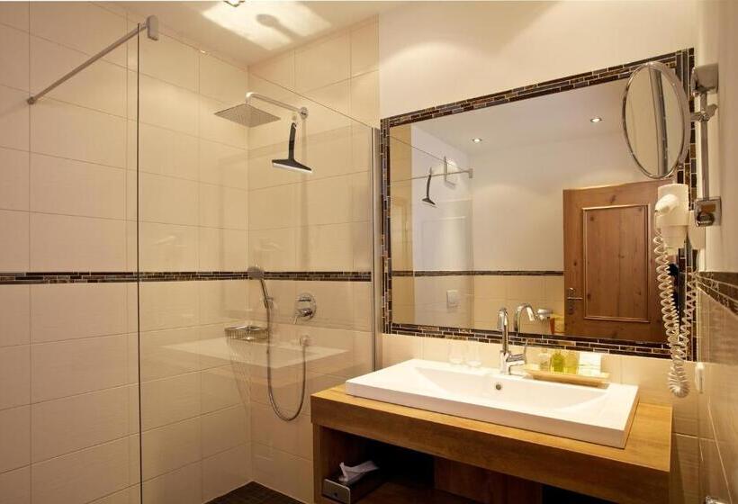 سوییت لوکس, Zillergrundrock Luxury Mountain Resort