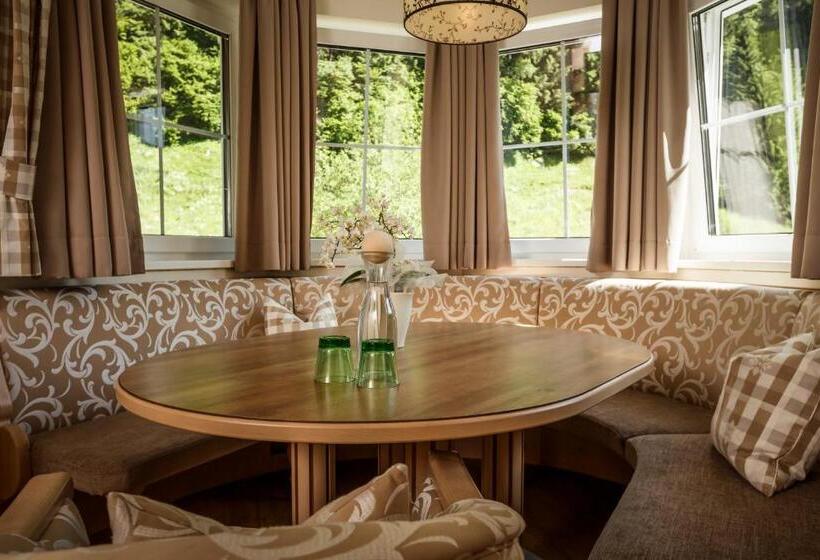 سوییت لوکس, Zillergrundrock Luxury Mountain Resort