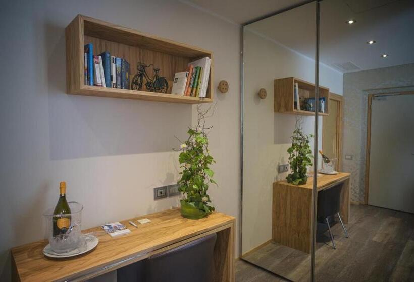 سوییت جونیور با چشم‌انداز دریاچه, Aktivhotel Santalucia