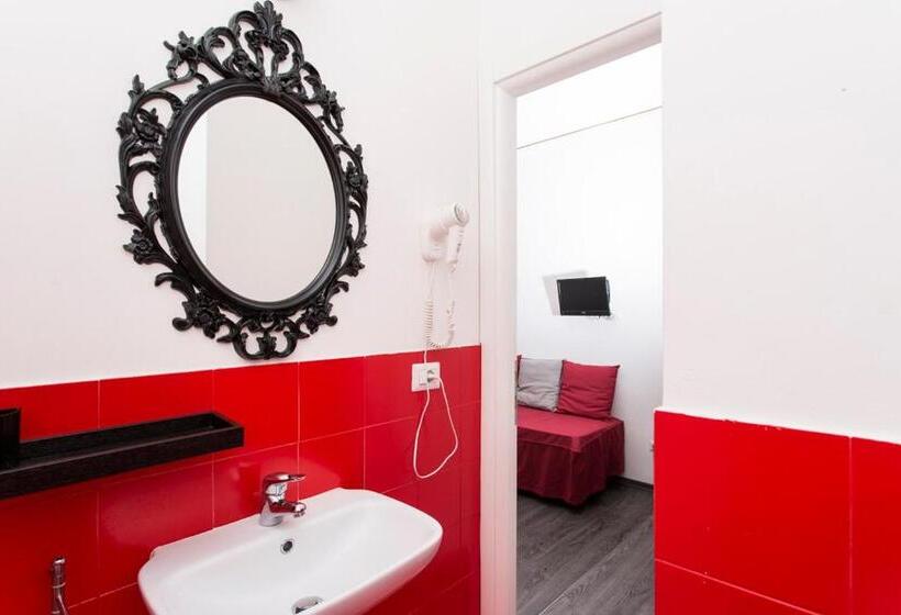 اتاق استاندارد سه نفره, Il Giglio Rosso B&b