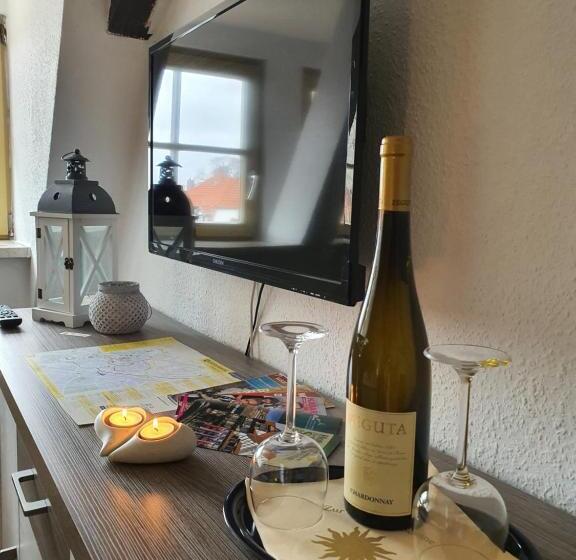 شقة غرفة واحدة, Zur Goldenen Sonne