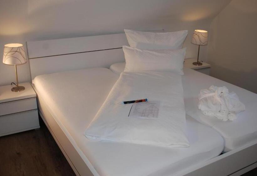 3 Bedroom Suite, Alt Warburg