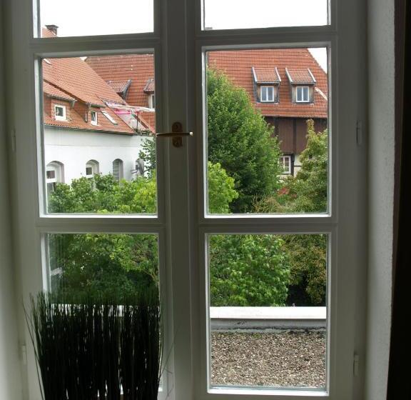 اتاق استاندارد یک نفره, Alt Warburg
