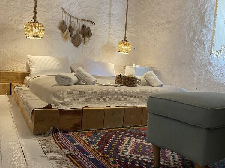 Quarto Estandar, Bo Alacati