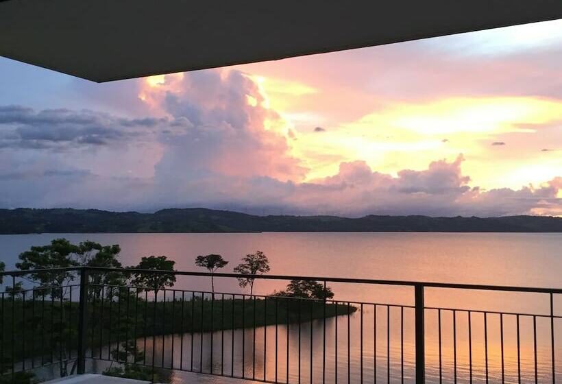 استودیوی لوکس, Bluebay Bugenvil Lake Lodge