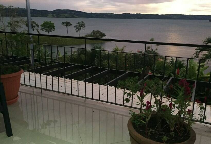 استودیوی لوکس, Bluebay Bugenvil Lake Lodge