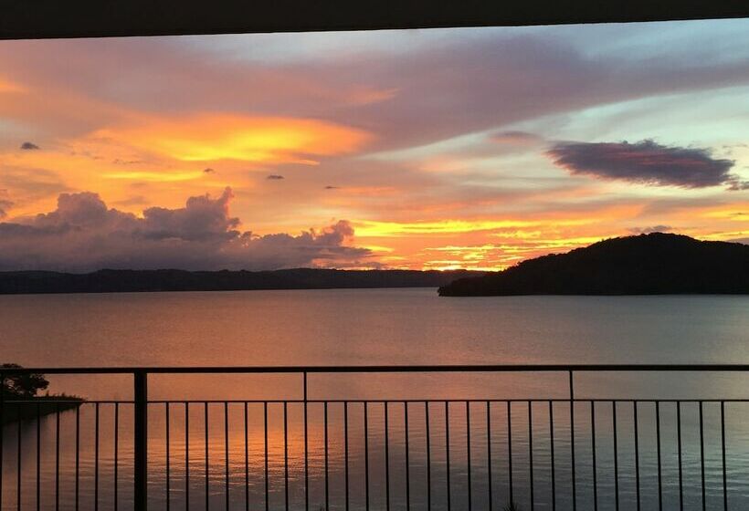استودیوی لوکس, Bluebay Bugenvil Lake Lodge