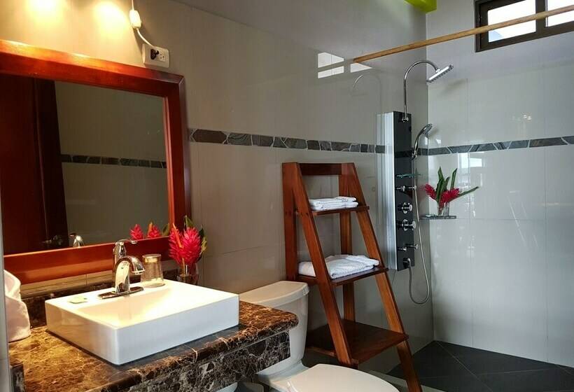 استودیوی لوکس, Bluebay Bugenvil Lake Lodge