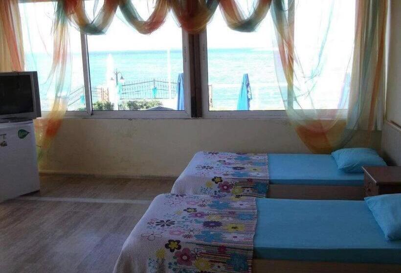 اتاق استاندارد چهار تخته با چشم‌انداز دریا, Yona Motel
