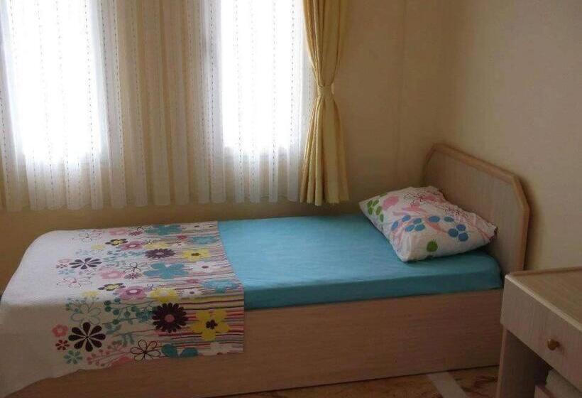 اتاق استاندارد چهار تخته با چشم‌انداز دریا, Yona Motel