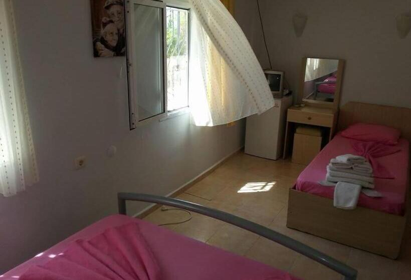اتاق ساده سه‌ نفره, Yona Motel