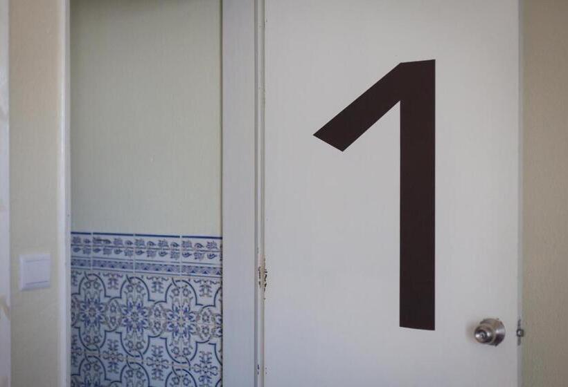 اتاق استاندارد چهار تخته, Beja Hostel