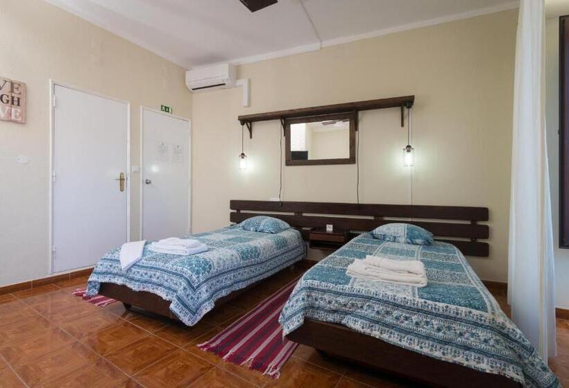 اتاق استاندارد چهار تخته, Beja Hostel