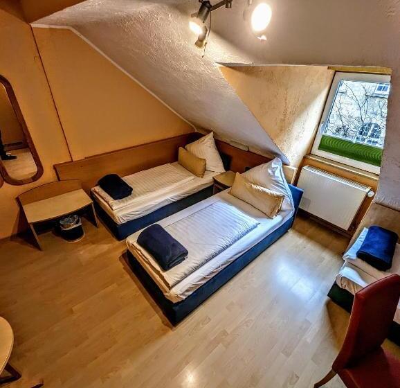 Economy Triple Room, Am Rathaus