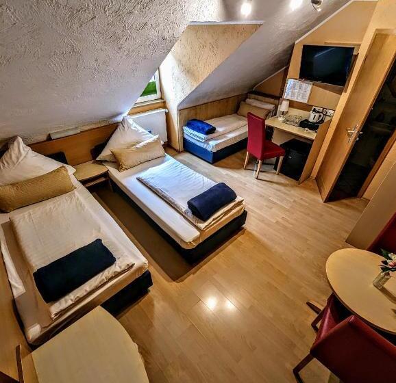 Economy Triple Room, Am Rathaus