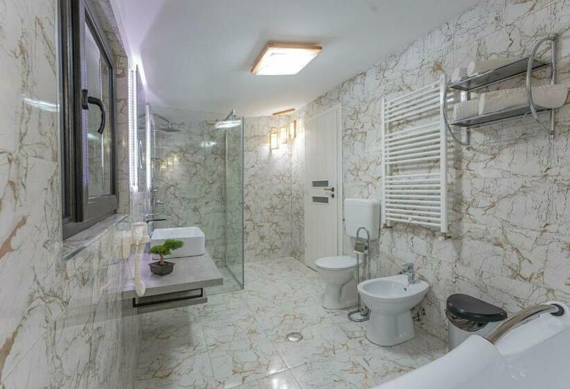 Family Suite, Iris Predeal