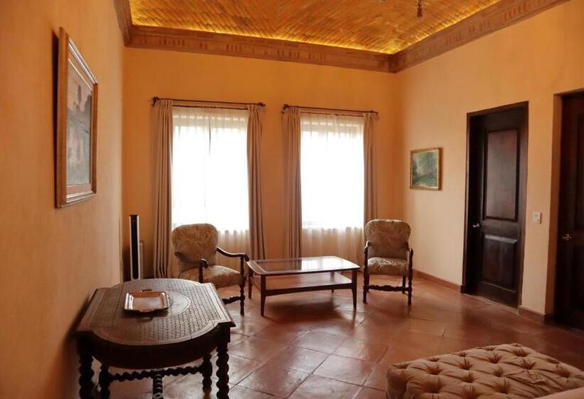 سوئیت با بالکن, Hacienda Los Arcangeles