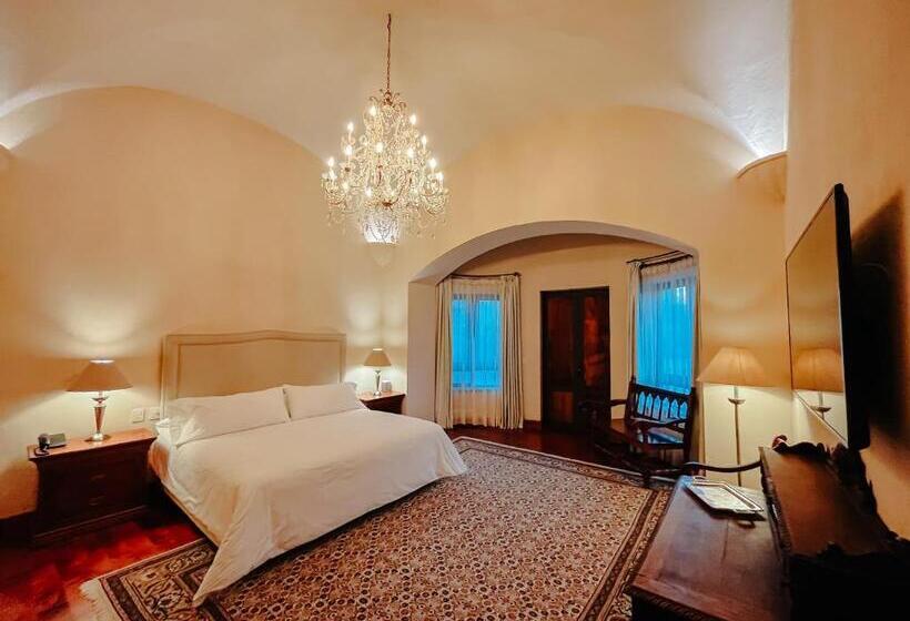 سوئیت با بالکن, Hacienda Los Arcangeles