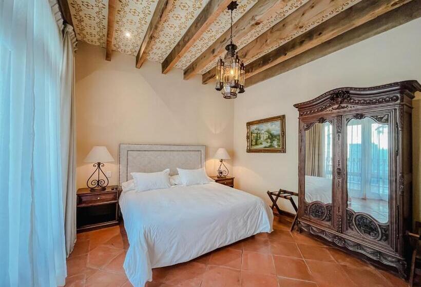 سوئیت با تخت بزرگ, Hacienda Los Arcangeles