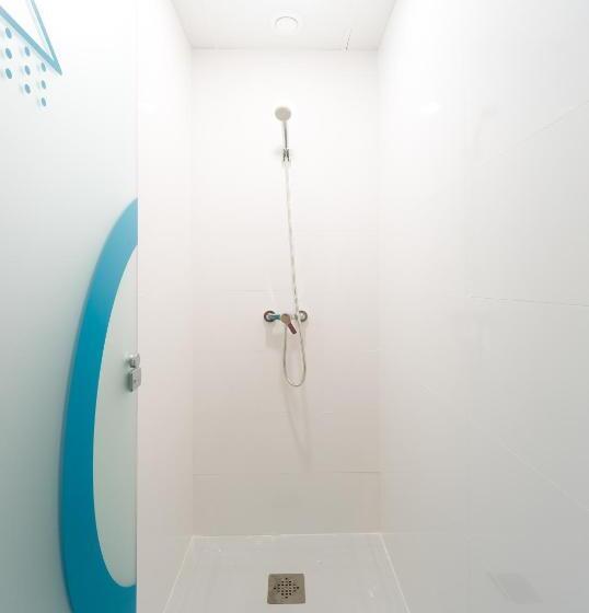 四人标准间, Konk Hostel