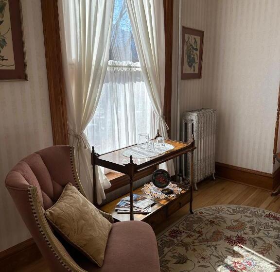 Номер Deluxe с Балконом, Gable House Bed And Breakfast Inn