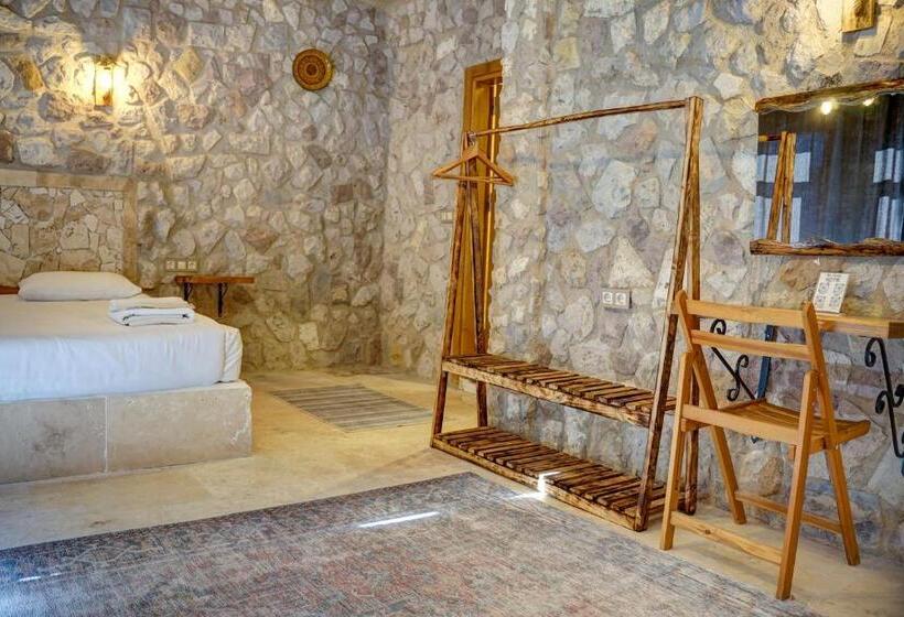 اتاق ساده سه‌ نفره, Ala Stone House