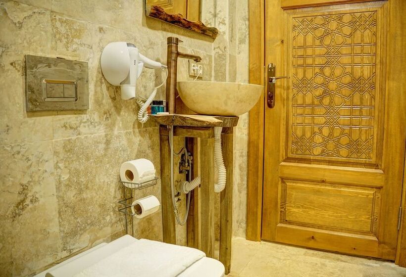 اتاق ساده سه‌ نفره, Ala Stone House