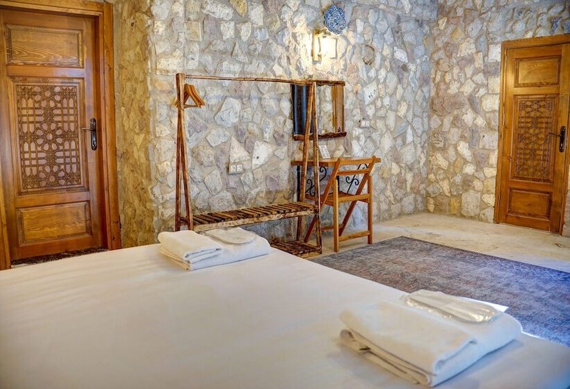اتاق ساده سه‌ نفره, Ala Stone House