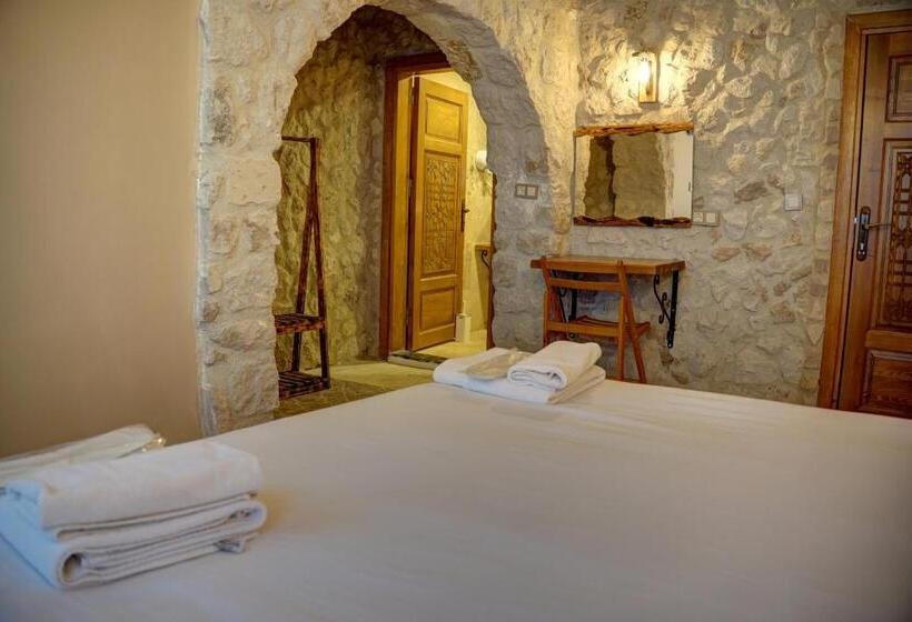 اتاق استاندارد با چشم‌انداز کوهستان, Ala Stone House