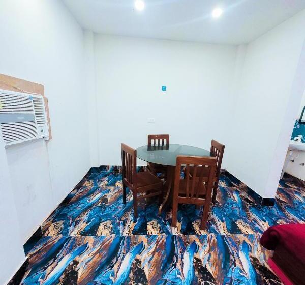 اتاق لوکس خانوادگی, Parinee Vatika