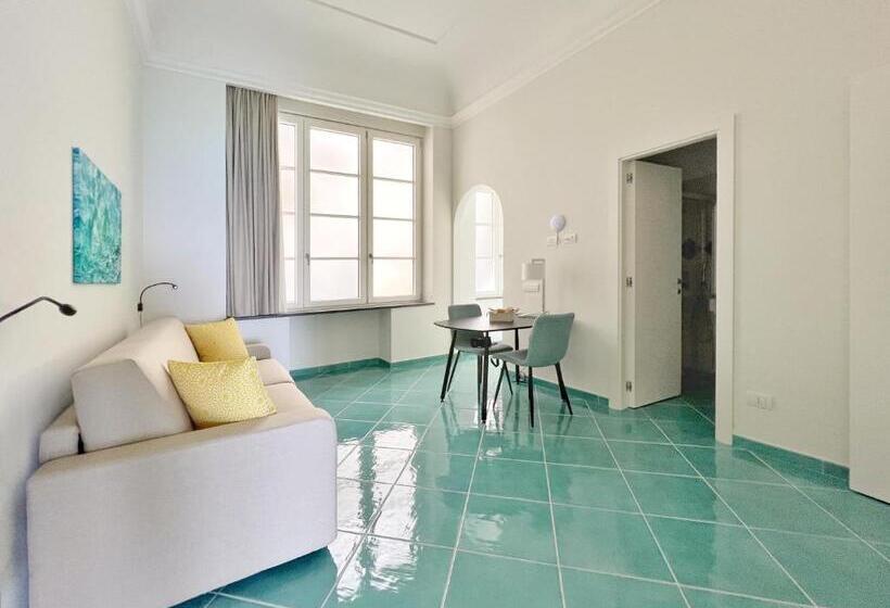 اتاق لوکس با چشم‌انداز دریا, Casa Adelaide