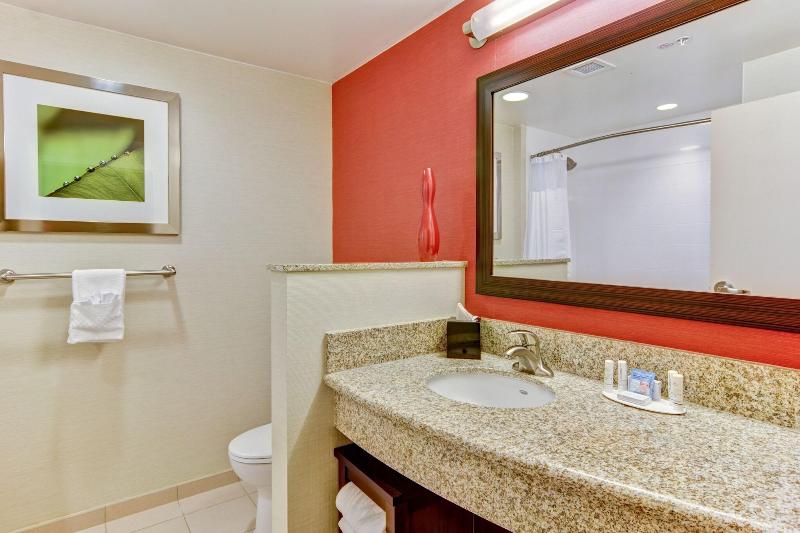 스탠다드 룸 킹사이즈 침대, Courtyard By Marriott Bridgeport Clarksburg