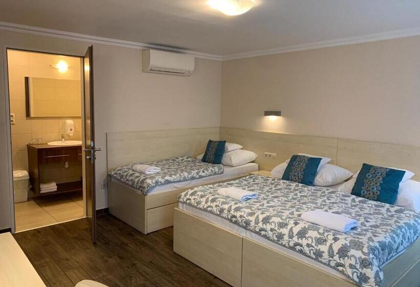 اتاق ساده سه‌ نفره, Nimród Hotel és ètterem