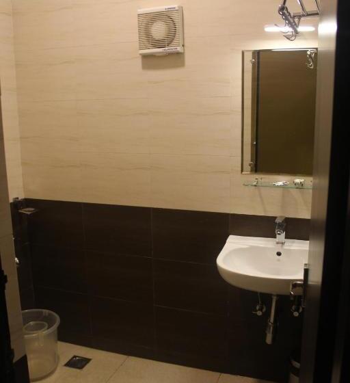 اتاق خانوادگی, Mangalore International