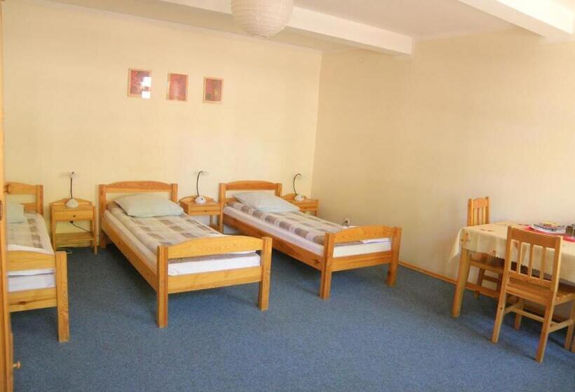 اتاق استاندارد سه تخته با سرویس بهداشتی مشترک, Express Guest House