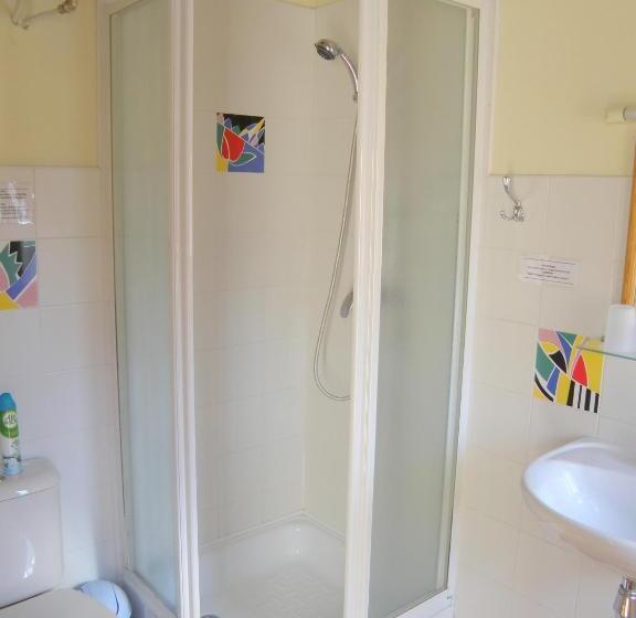 اتاق استاندارد سه نفره, Express Guest House