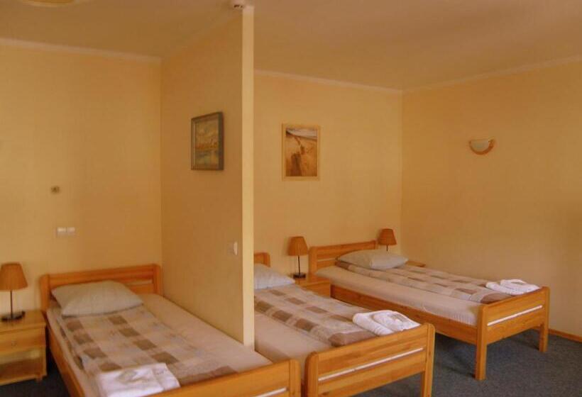 اتاق استاندارد چهار تخته, Express Guest House