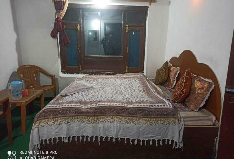 اتاق کلاسیک سه تخته, Oyo 87865 Alaska Guest House New Town Chandanwari Road