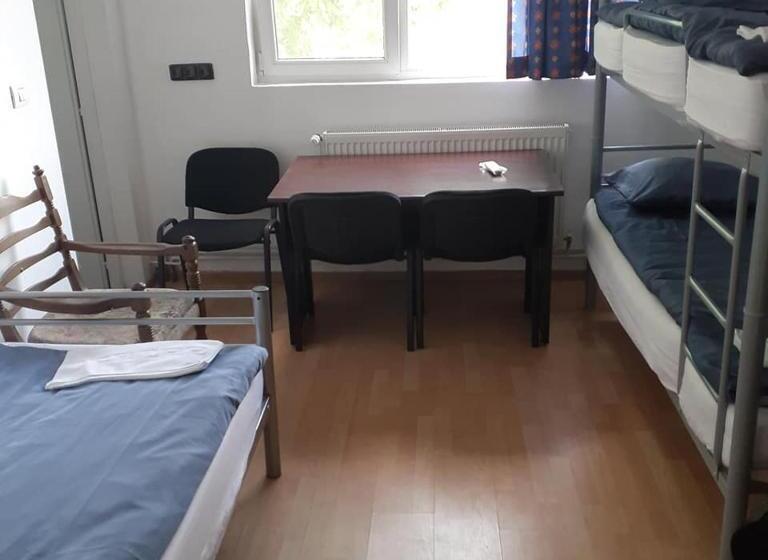 غرفة عائلية, Electric Hostel