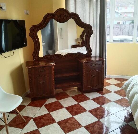 标准三人间, Jacmo Guest House