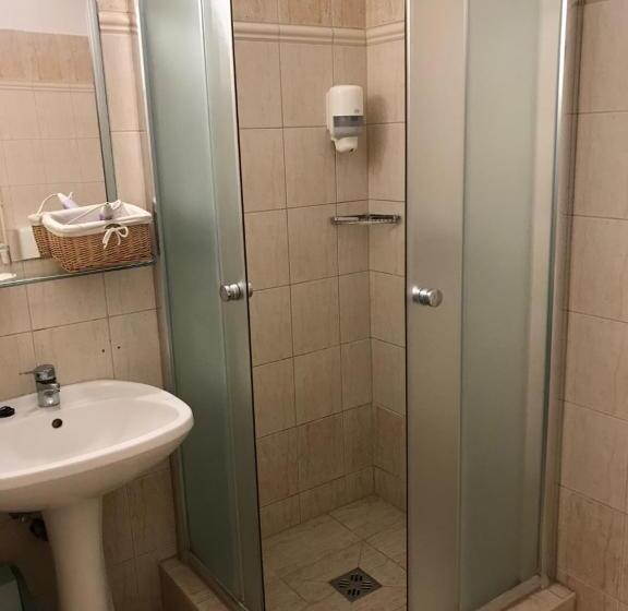 اتاق استاندارد سه نفره, Il Gallo Nero   Fekete Kakas étterem és Panzió