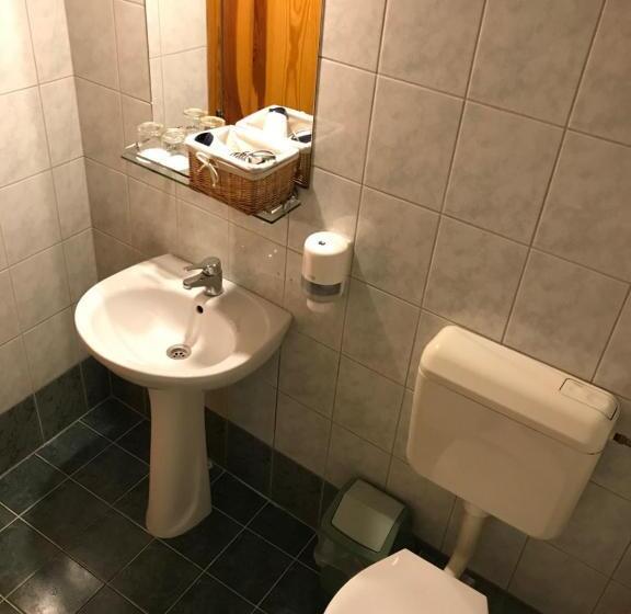 اتاق استاندارد سه نفره, Il Gallo Nero   Fekete Kakas étterem és Panzió