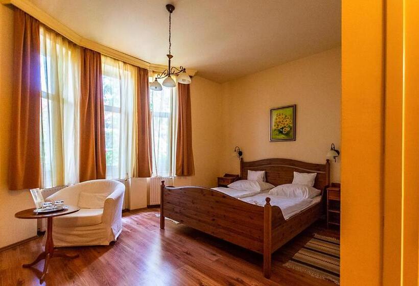 اتاق لوکس با تخت بزرگ, Il Gallo Nero   Fekete Kakas étterem és Panzió