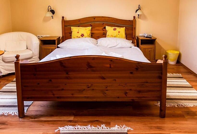 اتاق لوکس با تخت بزرگ, Il Gallo Nero   Fekete Kakas étterem és Panzió