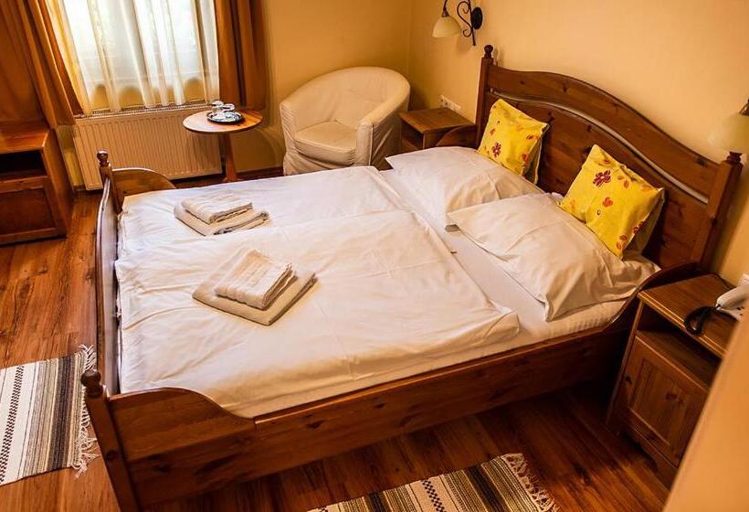 اتاق لوکس با تخت بزرگ, Il Gallo Nero   Fekete Kakas étterem és Panzió