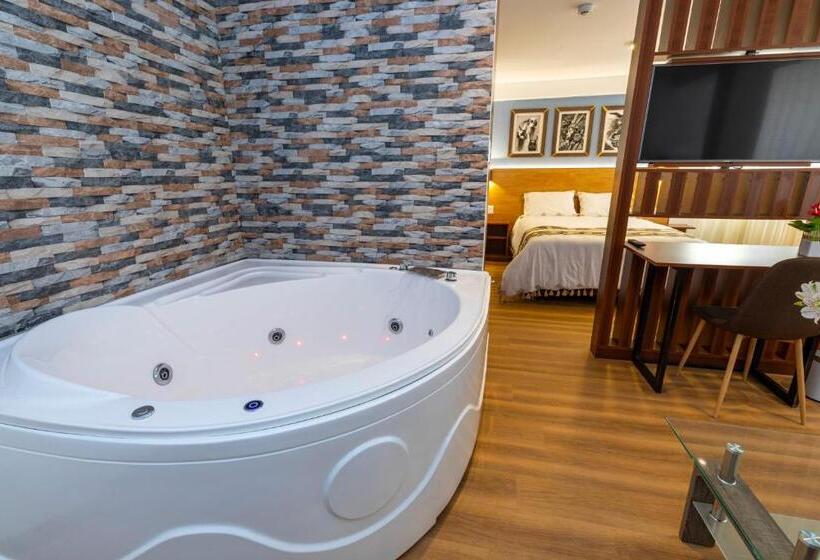 سوئیت با وان آب گرم, Pacific Palace